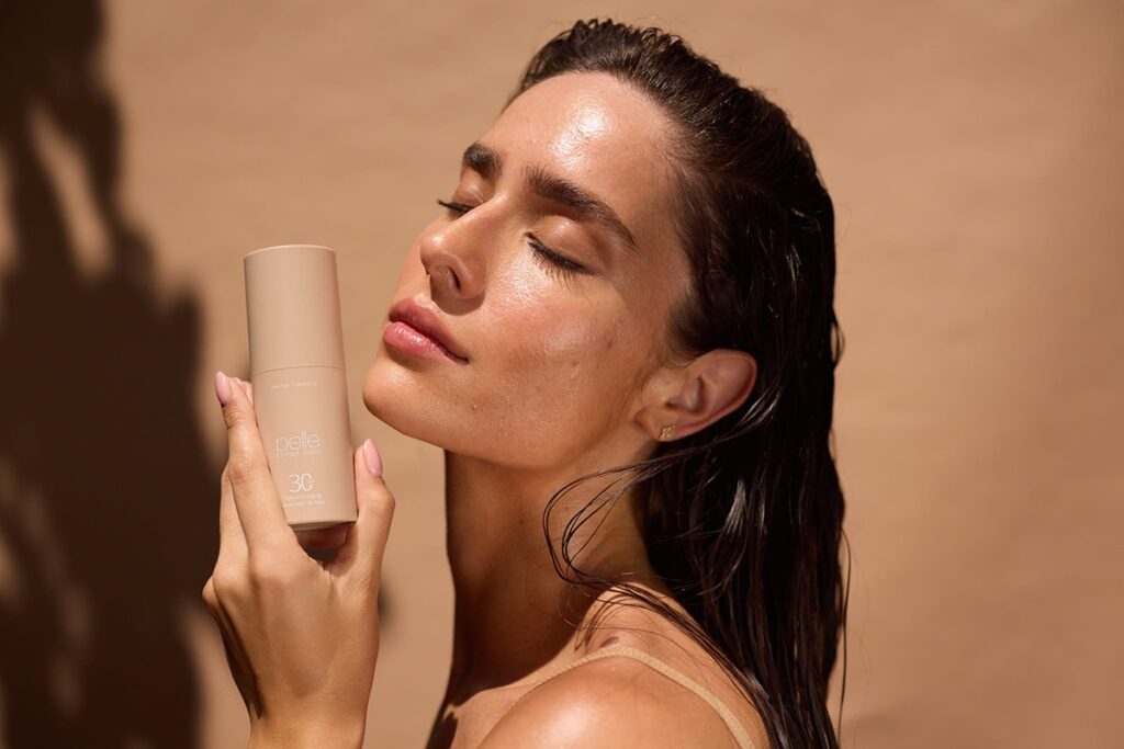 דוגמנית מציגה את קרם ההגנה SPF של פלא שלי גפני