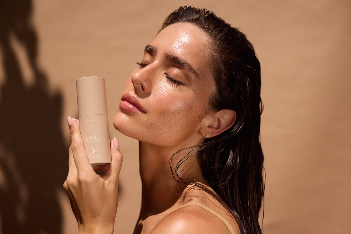 דוגמנית מציגה את קרם ההגנה SPF של פלא שלי גפני